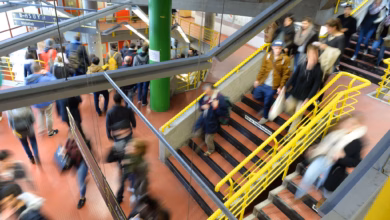 Studierende laufen durch das treppenhaus einer hochschule