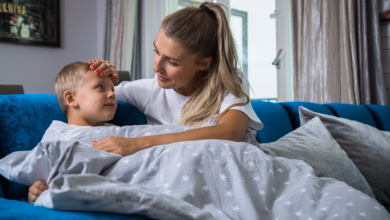 Eine mutter legt ihre hand auf die stirn ihres sohnes
