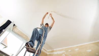 Mann montiert eine deckenleuchte