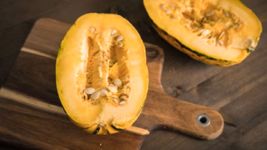 Ein aufgeschnittener spaghetti kürbis liegt auf einem brett