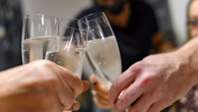 Mehrere personen halten sektgläser in den händen