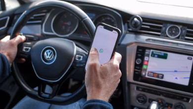 Ein mann nutzt ein smartphone am steuer