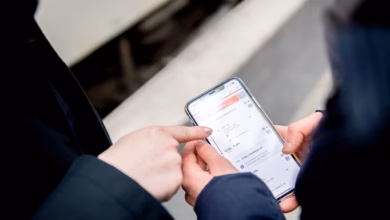Zwei personen bedienen die db app