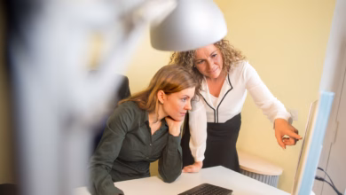 Zwei frauen arbeiten zusammen