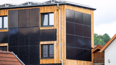 Eine hauswand ist mit solarpanels verkleidet