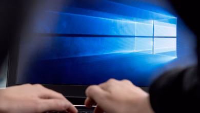 Das windows 10 logo auf einem pc