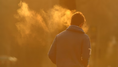 Atem eines joggers zeichnet sich im gegenlicht ab