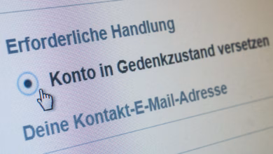 Gedenkzustand eines online profils ist auf einem display zu sehen