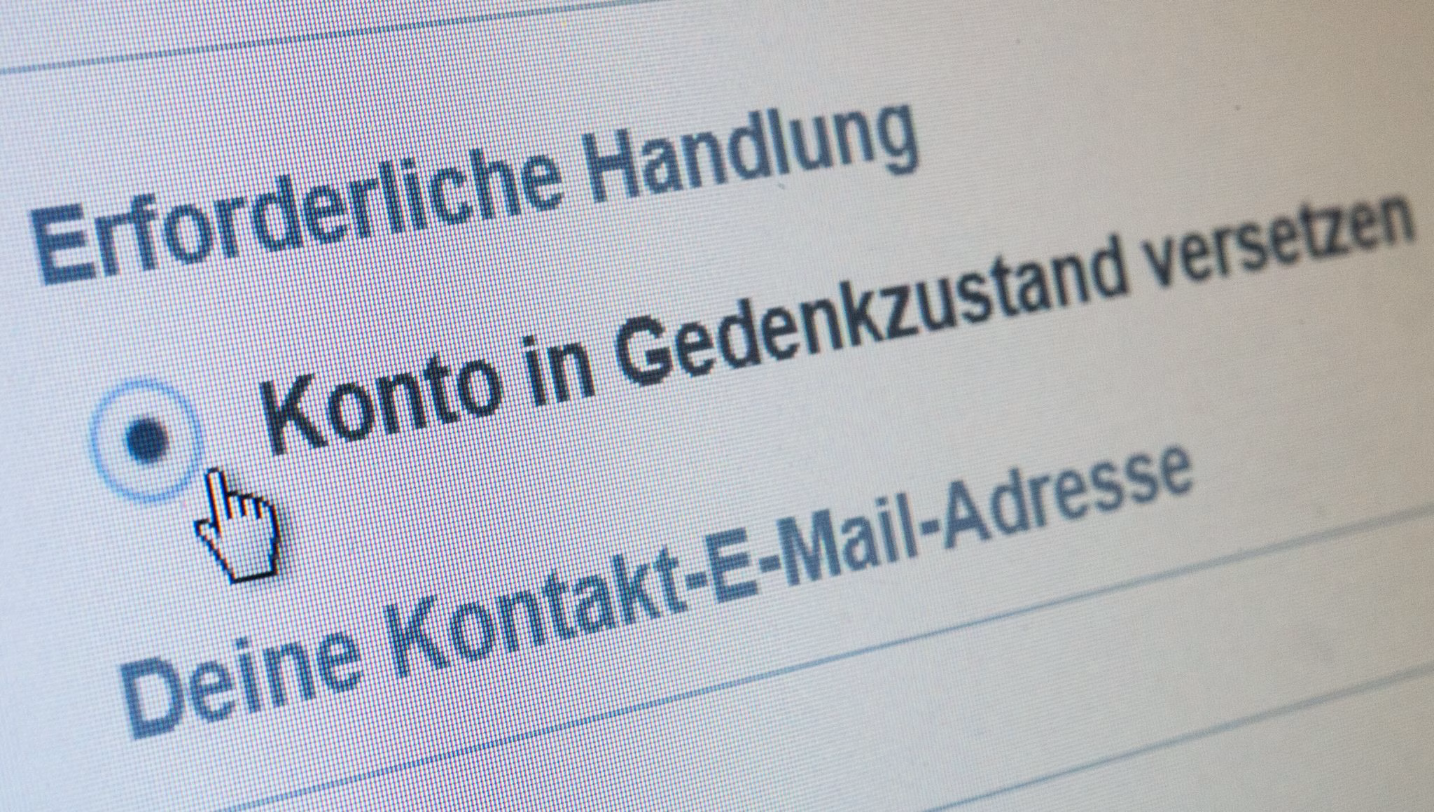 Gedenkzustand eines online profils ist auf einem display zu sehen