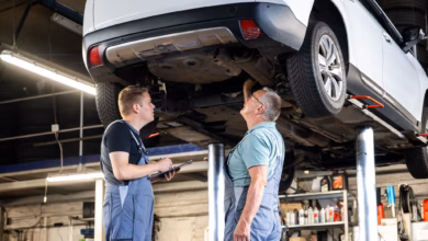 Zwei männer arbeiten gemeinsam in einer autowerkstatt