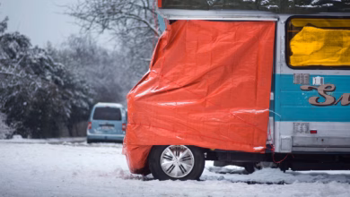 Eine plane schützt die fahrerkabine eines wohnmobils