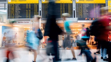 Passagiere laufen am flughafen vor der anzeigetafel