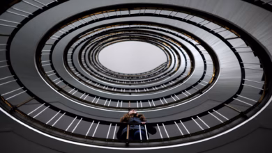 Eine frau steht in einem treppenhaus