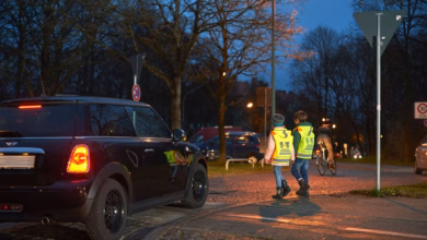 Kinder mit warnwesten im straßenverkehr