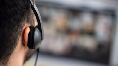 Mann nimmt an einem videocall teil