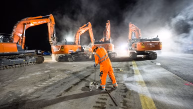 Bauarbeiter sanieren eine rollbahn auf einem flughafen