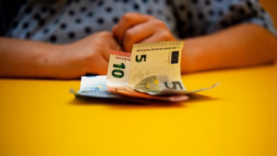 Bargeld liegt vor einer frau auf einem tisch