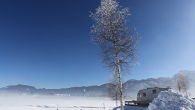 Wintercamper mit wohnmobil auf einem campingplatz