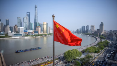 Die flagge von china vor der skyline von shanghai