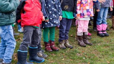 Kinder stehen in einem garten