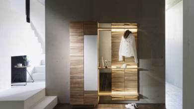 Ein schrank mit spiegel und beleuchtung im flur