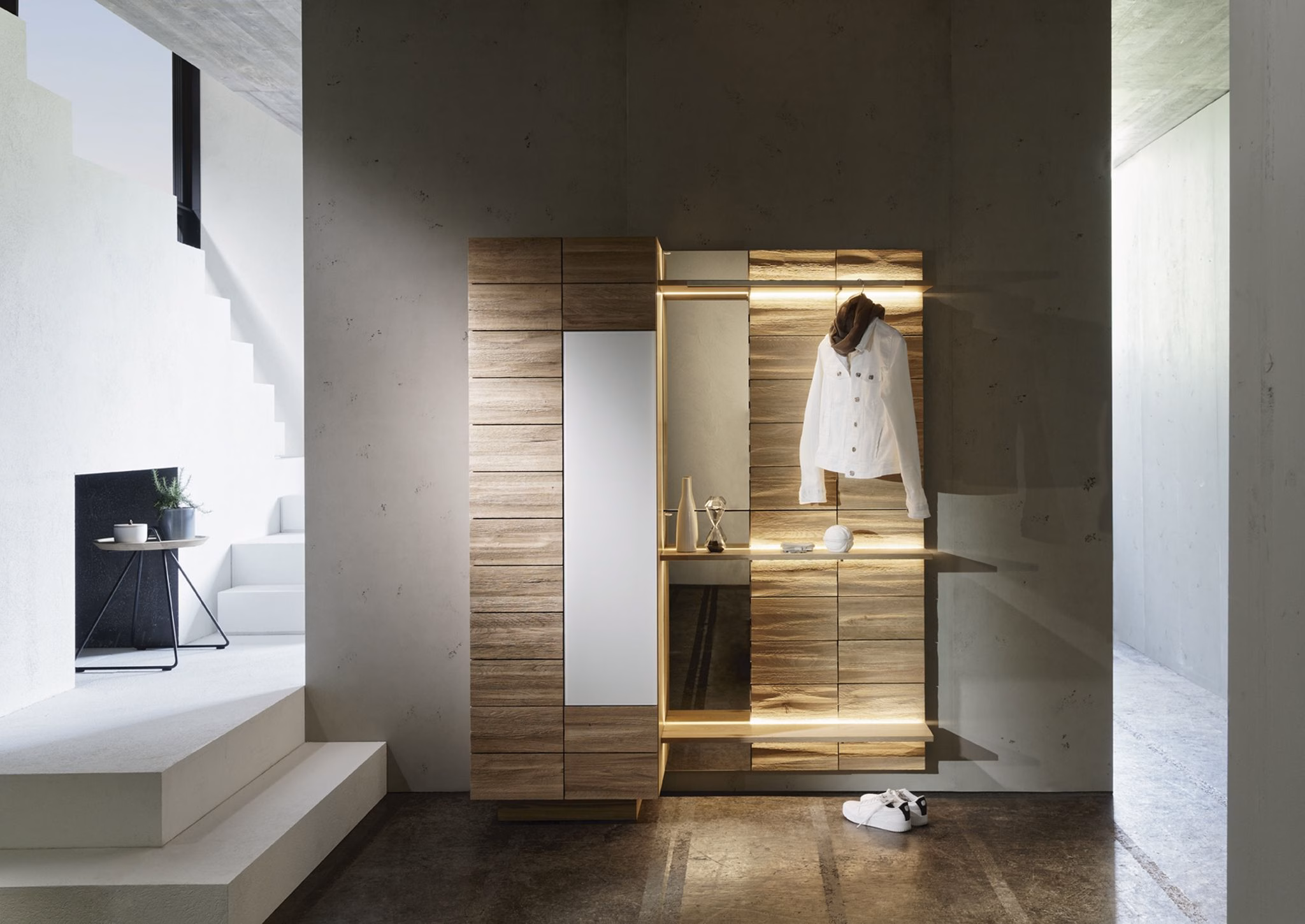 Ein schrank mit spiegel und beleuchtung im flur