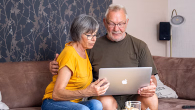 Ein paar schaut auf einen laptop