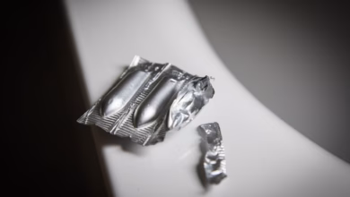 Zäpfchen liegen am rand einer badewanne