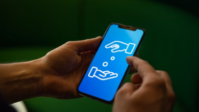 Ein mann nutzt ein smartphone zum geldverkehr