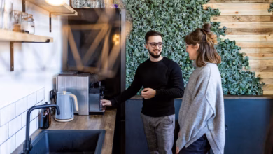 Kollegen unterhalten sich in der kaffeeküche