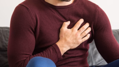 Ein mann hält sich vor brustschmerzen die brust