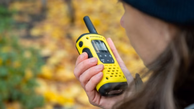 Eine frau spricht in ein walkie talkie in ihrer hand