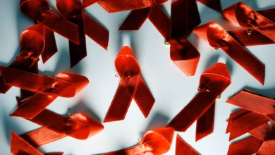 Rote aids schleifen auf einem tisch