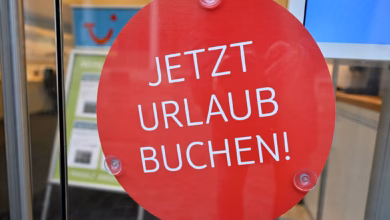 Ein schild mit der aufschrift «jetzt urlaub buchen!»