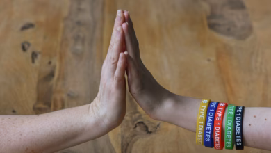 Eine person trägt armreifen mit der aufschrift "diabetes type 1"