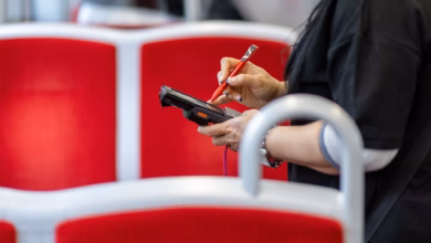 Eine fahrkartenkontrolleurin kontrolliert einen fahrgast