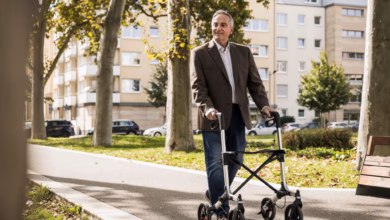 Senior läuft an einem rollator