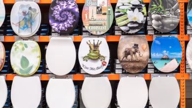 Toilettensitze hängen in einem baumarkt