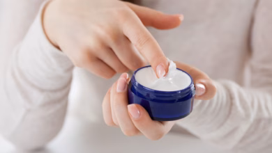 Eine frau streicht mit dem finger durch eine cremedose