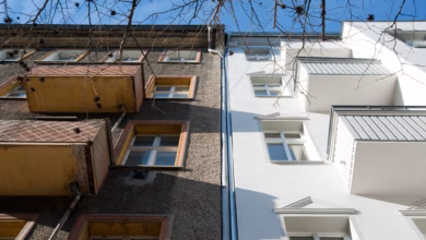 Ein unsaniertes mehrfamilienhaus neben einem sanierten haus