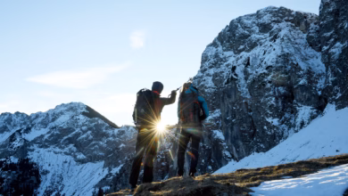 Zwei menschen auf einer bergwanderung
