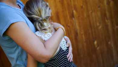 Ein mädchen wird in den arm genommen und getröstet