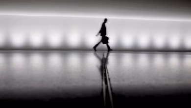 Eine person geht an einem gebäude vorbei