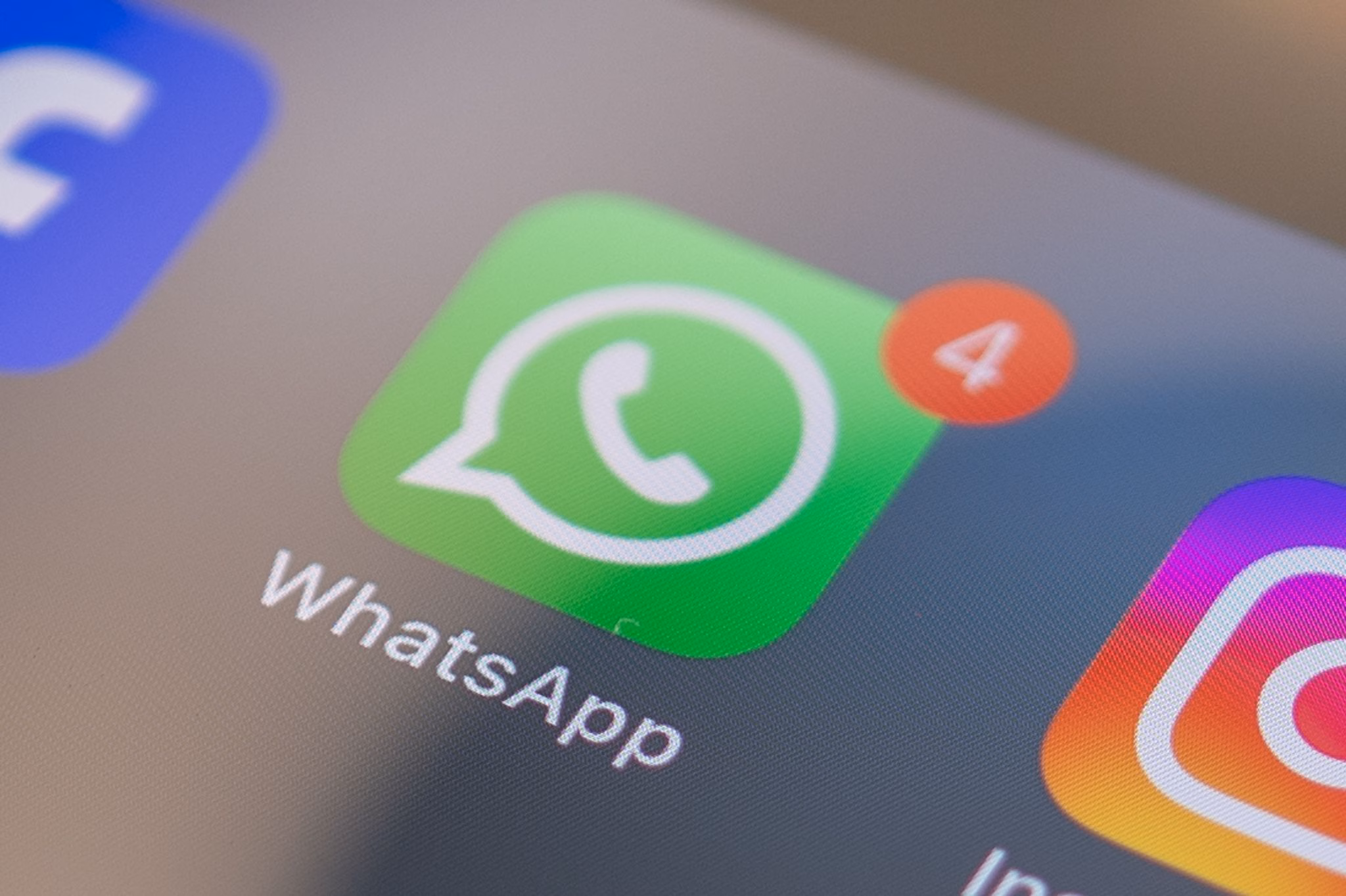 Logos von meta apps auf einem smartphone