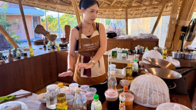 Kursleiterin alice beim kochkurs