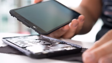 Mann baut ein smartphone auseinander