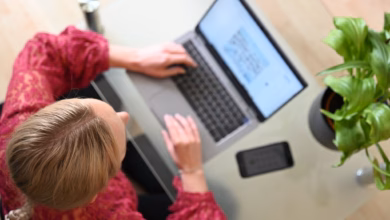 Eine frau sitzt zuhause an einem laptop
