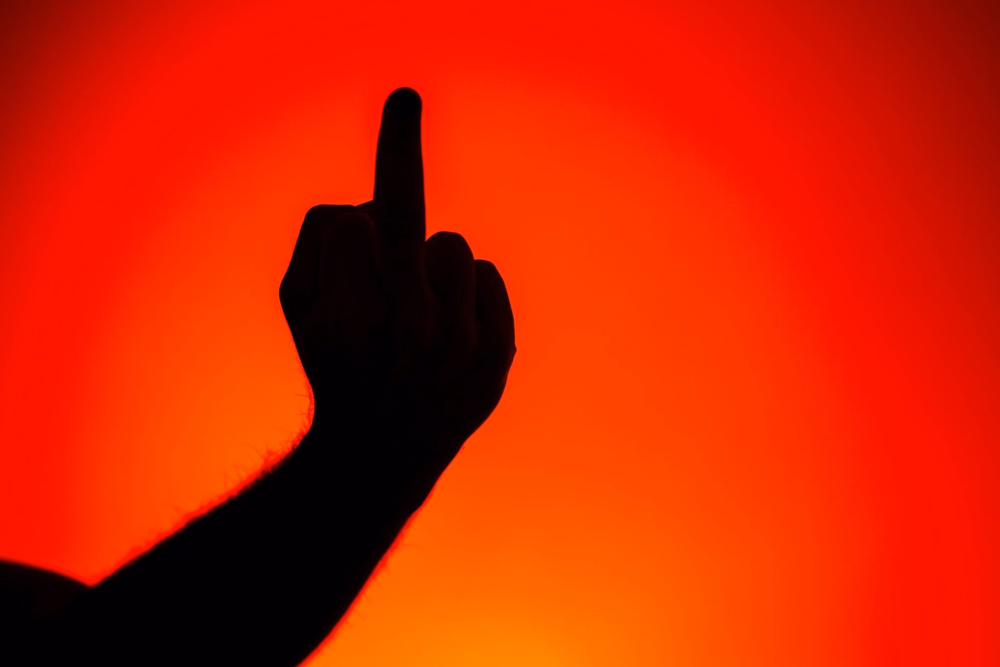 Eine person zeigt den mittelfinger