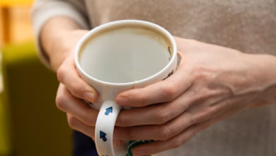 Abfärbungen vom tee sind in einer tasse zu sehen
