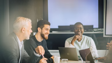 Eine gruppe kolleginnen und kollegen arbeitet an projekt
